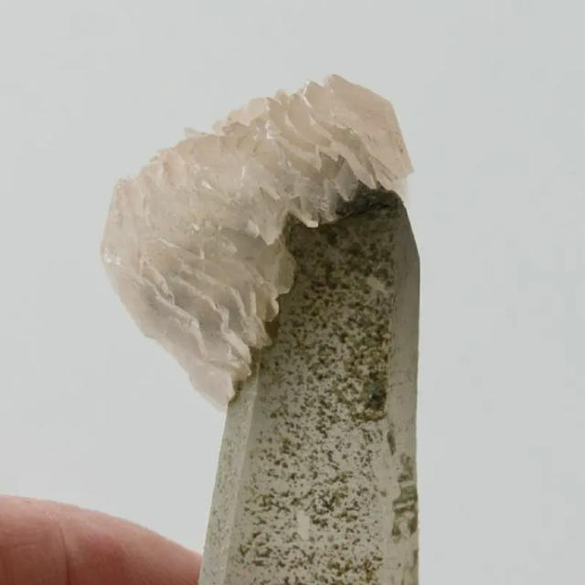 水晶上の方解石 B-200 天然石 鉱物 標本 鉱石 原石 カルサイト