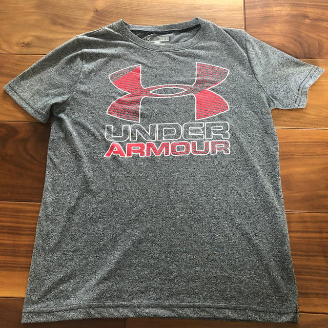 UNDER ARMOUR(アンダーアーマー)のアンダーアーマー　Tシャツ　YLG キッズ/ベビー/マタニティのキッズ服男の子用(90cm~)(Tシャツ/カットソー)の商品写真