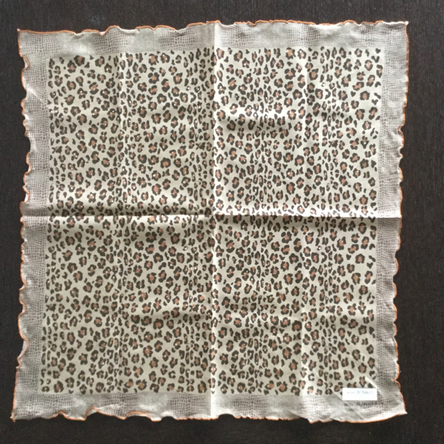 JUNKO KOSHINO(コシノジュンコ)のコシノジュンコ　レオパード柄金ラメプリントフリル付ハンカチ レディースのファッション小物(ハンカチ)の商品写真