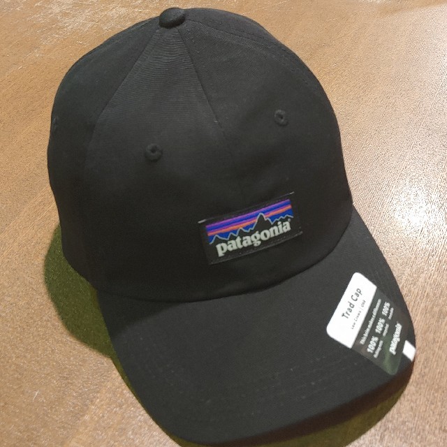 patagonia(パタゴニア)のpatagonia パタゴニア 大人気 定番 P-6 Logo Cap ブラック レディースの帽子(キャップ)の商品写真