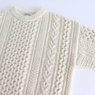 コモリ(COMOLI)のAURALEE  FRENCH MERINO ARAN KNIT ECRU (ニット/セーター)