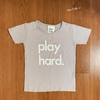 コドモビームス(こども ビームス)のNor-Folk 『play hard』ロゴTシャツ 4-5y (Tシャツ/カットソー)