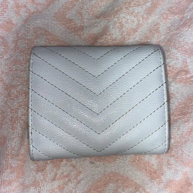 GUESS(ゲス)のGUESS 三つ折財布 ホワイト レディースのファッション小物(財布)の商品写真