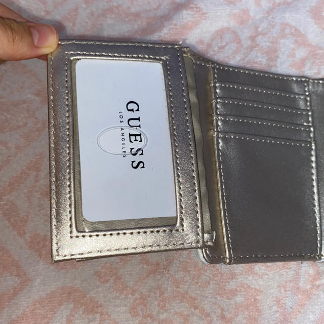 GUESS(ゲス)のGUESS 三つ折財布 ホワイト レディースのファッション小物(財布)の商品写真