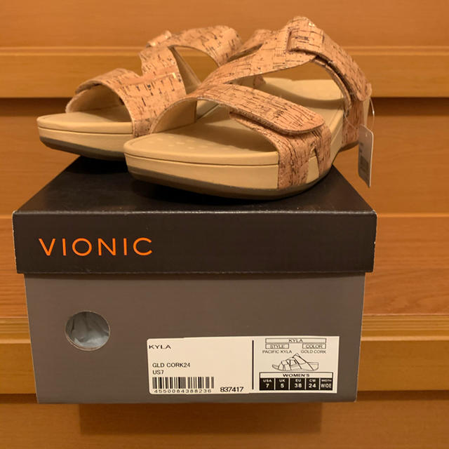 新品未使用 VIONIC レディース サンダル ゴールド コルク 24cm レディースの靴/シューズ(サンダル)の商品写真