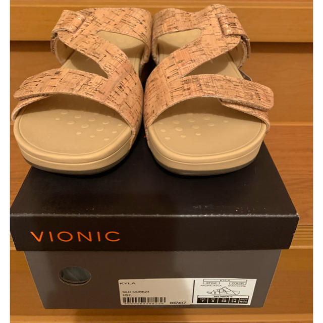 新品未使用 VIONIC レディース サンダル ゴールド コルク 24cm レディースの靴/シューズ(サンダル)の商品写真