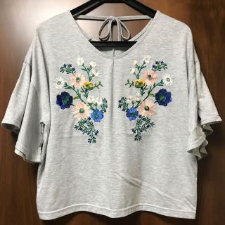 フリーズマート(FREE'S MART)のカラフルフラワー刺繍Ｔシャツカットソー　グレー(Tシャツ/カットソー(半袖/袖なし))