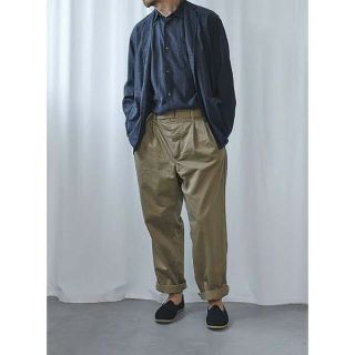 コモリ(COMOLI)のベルテッドチノパンツ(チノパン)