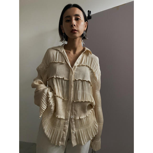 Ameri VINTAGE(アメリヴィンテージ)の【Ameri VINTAGE】SHIRRING PLEATS BLOUSE レディースのトップス(シャツ/ブラウス(長袖/七分))の商品写真