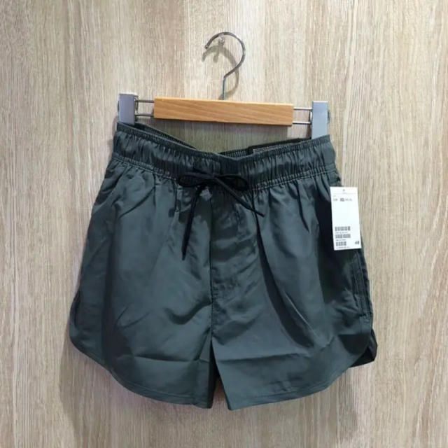 H&M(エイチアンドエム)のH&M 水着　メンズ　膝上丈　ボードショーツ  ショートパンツ  カーキ　XS メンズのパンツ(ショートパンツ)の商品写真