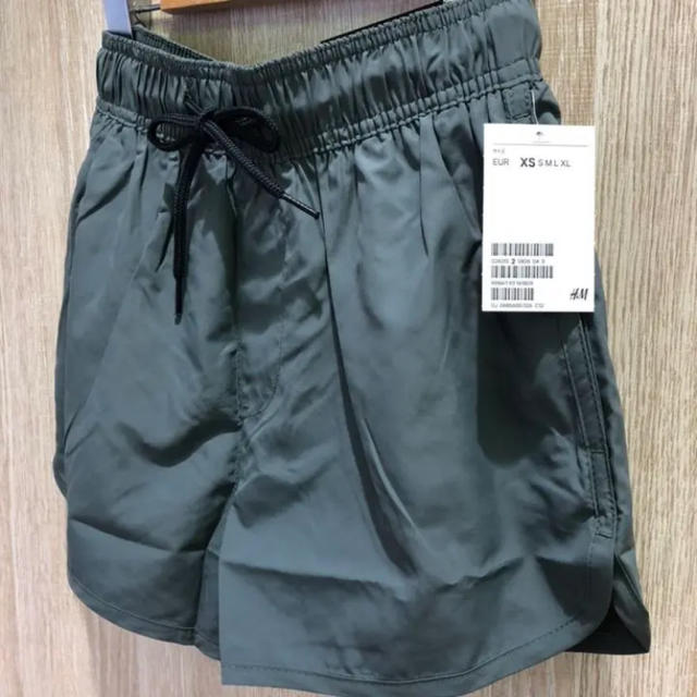 H&M(エイチアンドエム)のH&M 水着　メンズ　膝上丈　ボードショーツ  ショートパンツ  カーキ　XS メンズのパンツ(ショートパンツ)の商品写真