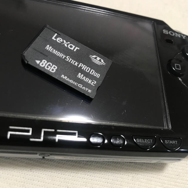 PlayStation Portable(プレイステーションポータブル)の中古PSP2000 ソフト2本&メモリー付き　★送料込★ エンタメ/ホビーのゲームソフト/ゲーム機本体(携帯用ゲーム機本体)の商品写真