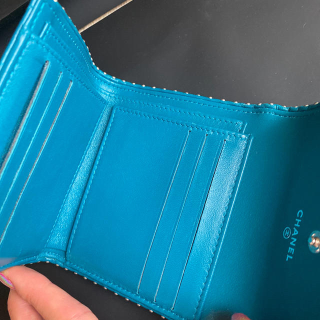 CHANEL(シャネル)のCHANEL 折りたたみ財布　シェブロン　スタッズ レディースのファッション小物(財布)の商品写真