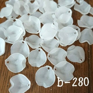 b-280  花びらパーツ☆ホワイト80こ(各種パーツ)