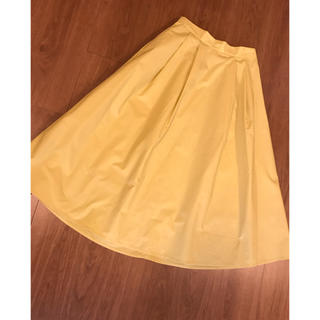 ジーユー(GU)のGU タックフレアスカート　Yellow(ひざ丈スカート)