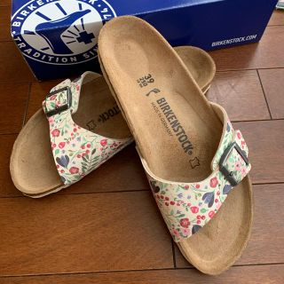 ビルケンシュトック(BIRKENSTOCK)のお値下げ新品未使用、可愛いビルケンのサンダル(サンダル)