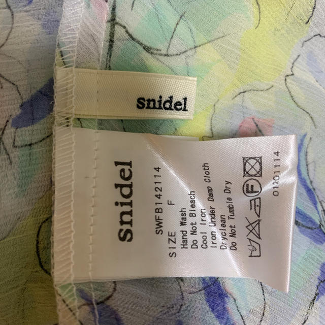 SNIDEL(スナイデル)のsnidel フラワーブラウス レディースのトップス(シャツ/ブラウス(半袖/袖なし))の商品写真