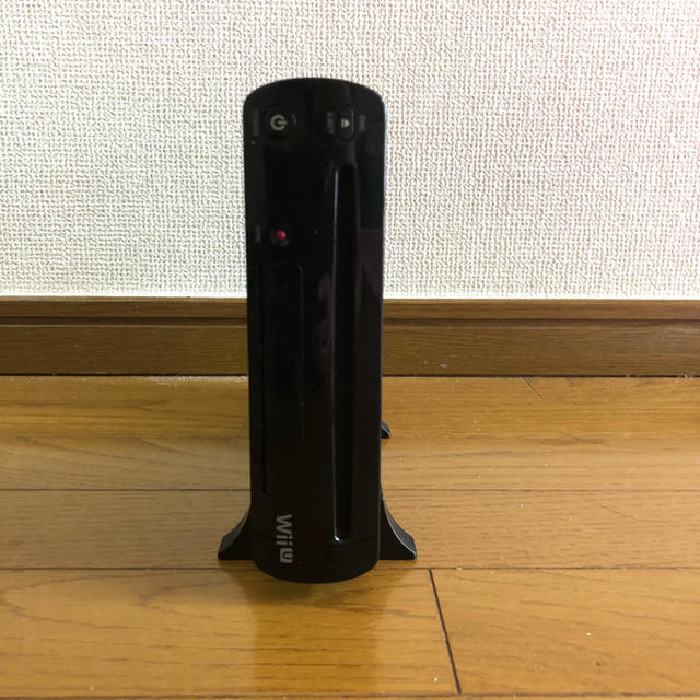 任天堂(ニンテンドウ)のwii u本体のみ　黒 エンタメ/ホビーのゲームソフト/ゲーム機本体(家庭用ゲーム機本体)の商品写真