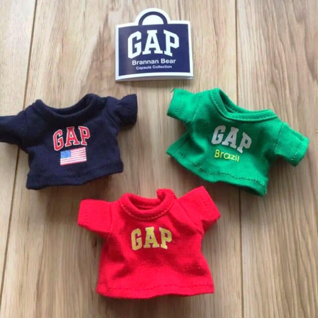 GAP(ギャップ)のギャップ  ガチャガチャ 赤 レッド 激レア かわいい ぬいぐるみ  着せ替え エンタメ/ホビーのおもちゃ/ぬいぐるみ(ぬいぐるみ)の商品写真