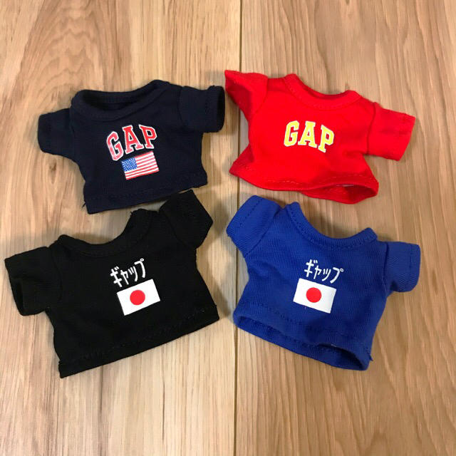 GAP(ギャップ)のギャップ  ガチャガチャ 赤 レッド 激レア かわいい ぬいぐるみ  着せ替え エンタメ/ホビーのおもちゃ/ぬいぐるみ(ぬいぐるみ)の商品写真