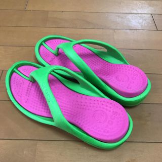 クロックス(crocs)のまるころ様　専用♡CROCS クロックス　グリーン×ピンク　ビーチサンダル♡(サンダル)