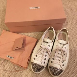 ミュウミュウ(miumiu)のmiumiu スタッズスニーカー(スニーカー)