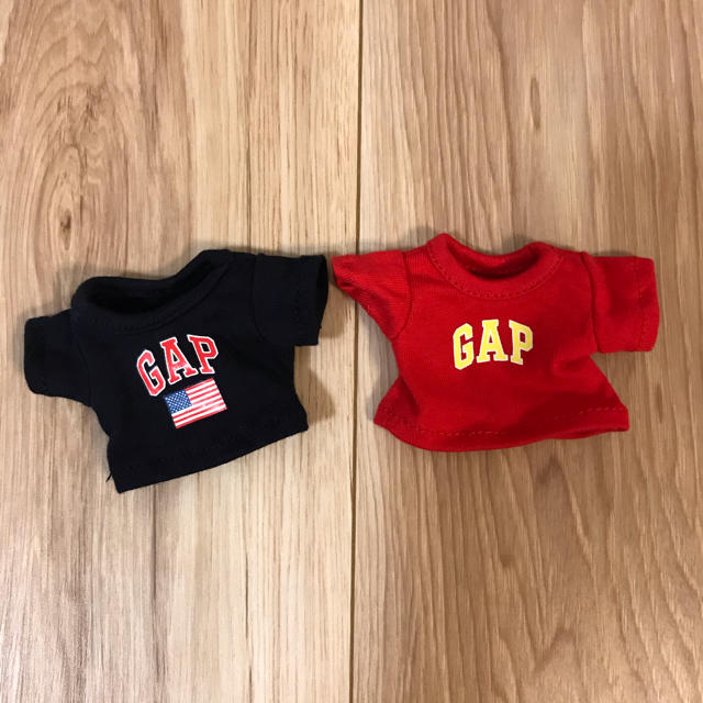 GAP(ギャップ)のGAP ガチャ ガチャガチャ Tシャツ2点セット 赤 紺 かわいい 可愛い 人気 エンタメ/ホビーのおもちゃ/ぬいぐるみ(ぬいぐるみ)の商品写真