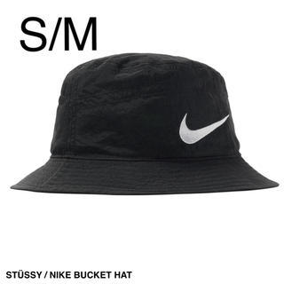 ステューシー(STUSSY)のS/M STUSSY NIKE BUCKET HAT BLACK ハット 黒(ハット)