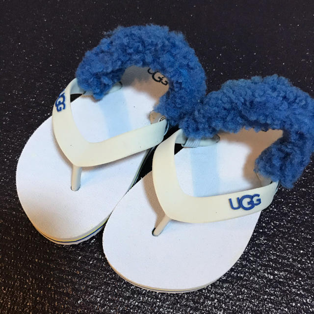 UGG(アグ)のUGG アグ　ビーチサンダル　15センチ キッズ/ベビー/マタニティのキッズ靴/シューズ(15cm~)(サンダル)の商品写真