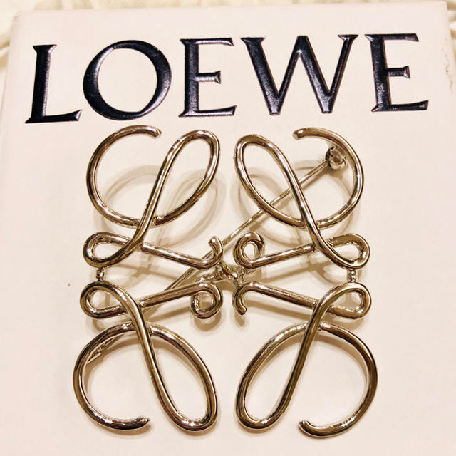 LOEWE(ロエベ)の★未使用/美品★ ロエベ アナグラム ブローチ シルバー パラジウム レディースのアクセサリー(ブローチ/コサージュ)の商品写真