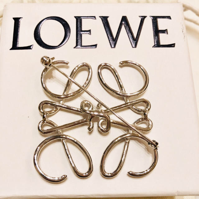 LOEWE(ロエベ)の★未使用/美品★ ロエベ アナグラム ブローチ シルバー パラジウム レディースのアクセサリー(ブローチ/コサージュ)の商品写真