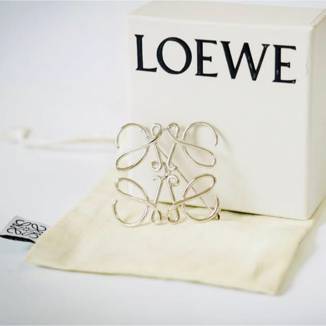 LOEWE(ロエベ)の★未使用/美品★ ロエベ アナグラム ブローチ シルバー パラジウム レディースのアクセサリー(ブローチ/コサージュ)の商品写真