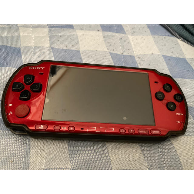 SONY(ソニー)のPSP 3000 レッド/ブラック ソフト付 モンスターハンター2G エンタメ/ホビーのゲームソフト/ゲーム機本体(携帯用ゲーム機本体)の商品写真