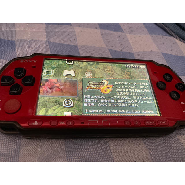 SONY(ソニー)のPSP 3000 レッド/ブラック ソフト付 モンスターハンター2G エンタメ/ホビーのゲームソフト/ゲーム機本体(携帯用ゲーム機本体)の商品写真