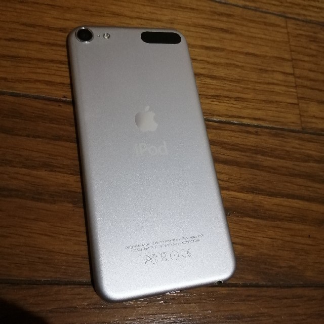 iPod touch(アイポッドタッチ)のiPod touch 第6世代 32GB シルバー スマホ/家電/カメラのスマートフォン/携帯電話(スマートフォン本体)の商品写真