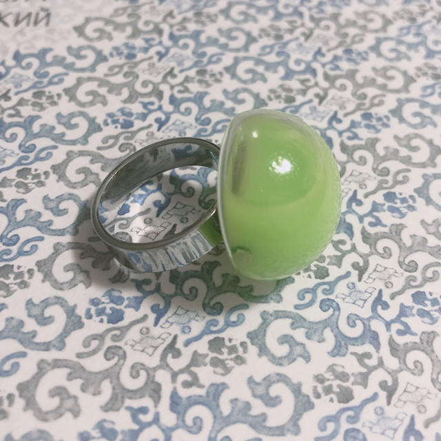SPINNS(スピンズ)のPYLONES ガラス リング 黄緑　ピローヌ レディースのアクセサリー(リング(指輪))の商品写真