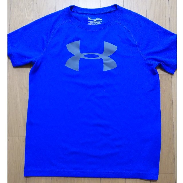 UNDER ARMOUR(アンダーアーマー)のアンダーアーマーTシャツYLG  美品 キッズ/ベビー/マタニティのキッズ服男の子用(90cm~)(Tシャツ/カットソー)の商品写真