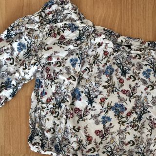 エイチアンドエム(H&M)の花柄オフショルダー(シャツ/ブラウス(長袖/七分))