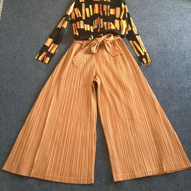 美品 プリーツプリーズ ワイドパンツ-