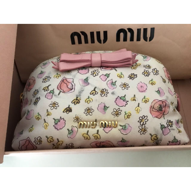 miumiu(ミュウミュウ)の【正規品】miumiu ミュウミュウ フラワープリント　ポーチ レディースのファッション小物(ポーチ)の商品写真