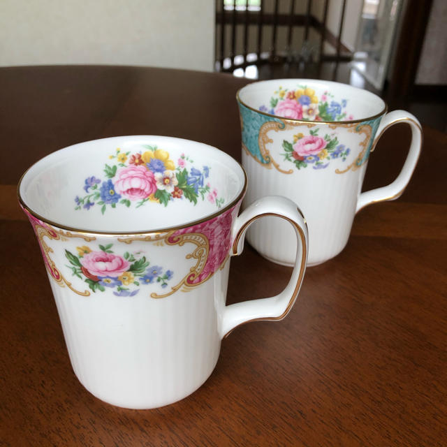 ROYAL ALBERT(ロイヤルアルバート)の【美品】ロイヤルアルバート★カーライル＆アスコット★ペアマグカップ インテリア/住まい/日用品のキッチン/食器(食器)の商品写真