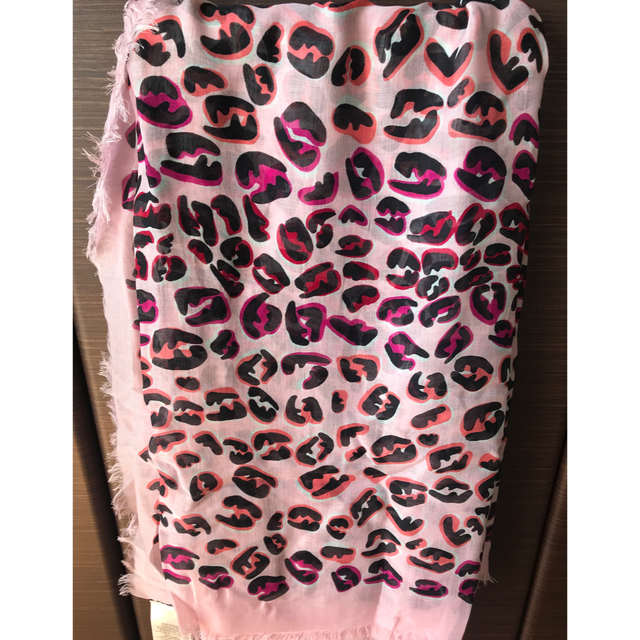FENDI(フェンディ)の新品未使用‼️FENDY フェンディ　FFレオパード柄 ピンク レディースのファッション小物(ストール/パシュミナ)の商品写真