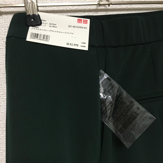 UNIQLO(ユニクロ)のユニクロ　ハイウエストドレープワイドストレートパンツ（丈長め73～75CM） レディースのパンツ(カジュアルパンツ)の商品写真