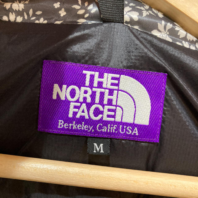 THE NORTH FACE(ザノースフェイス)のノースフェイス パープルレーベル 花柄 総柄 ダウンベスト レディースのジャケット/アウター(ダウンベスト)の商品写真