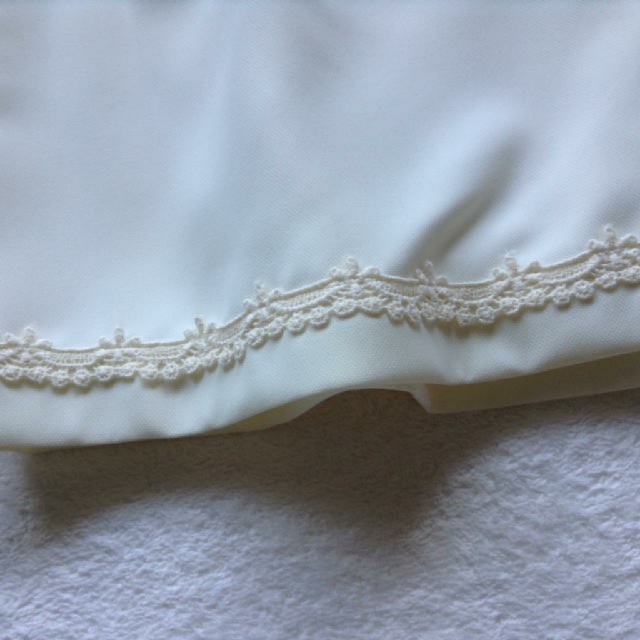 LODISPOTTO(ロディスポット)のロディスポット ベルト付刺繍ショートパンツ ホワイトS レディースのパンツ(ショートパンツ)の商品写真