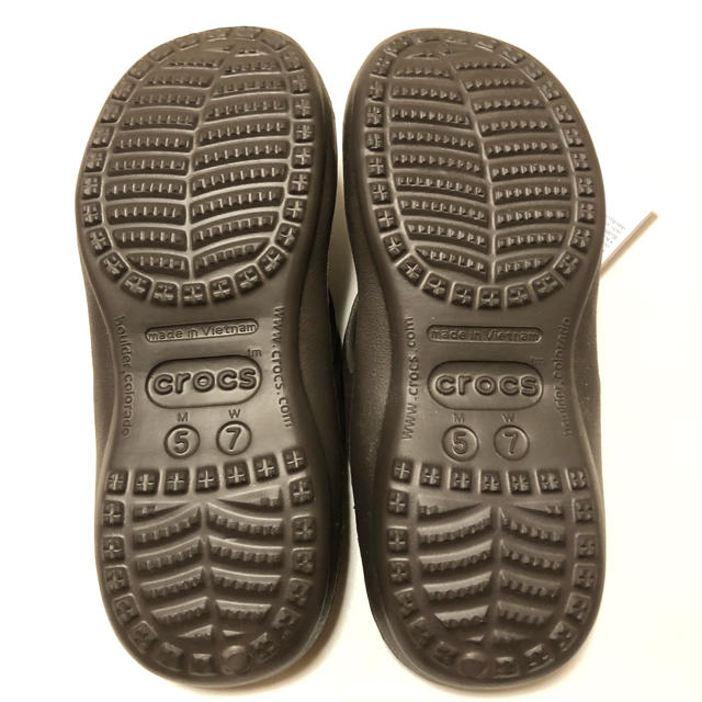 crocs(クロックス)の値下げ>【タグ付き新品】クロックス　ビーチサンダル レディースの靴/シューズ(ビーチサンダル)の商品写真