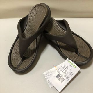 クロックス(crocs)の値下げ>【タグ付き新品】クロックス　ビーチサンダル(ビーチサンダル)