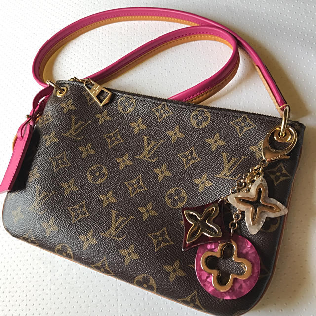 LOUIS VUITTON(ルイヴィトン)のルイヴィトン ビジューサックアンソレンス キーホルダー チャーム レディースのファッション小物(キーホルダー)の商品写真