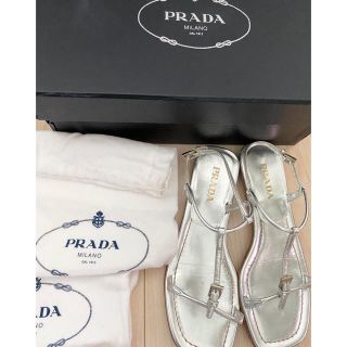 プラダ(PRADA)のPRADA シルバー　フラットサンダル(サンダル)