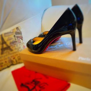 クリスチャンルブタン(Christian Louboutin)の未使用クリスチャン・ルブタン パテント黒パンプス 35.5(ハイヒール/パンプス)